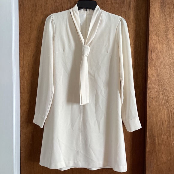 Gal Meets Glam Dresses & Skirts - Gal Meets Glam Cream Tie-Neck‎ Dress – Size 2